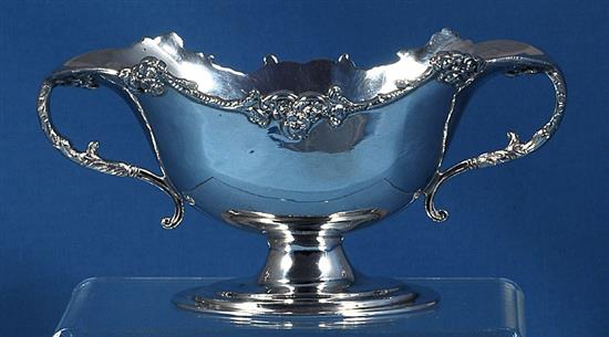 An Edwardian silver two handled double lipped sauce boat, Height 90mm weight: 6.6oz/206grms.